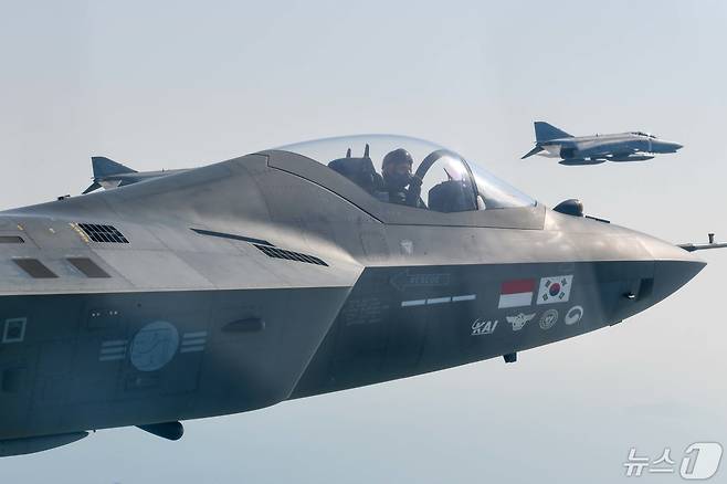 공군은 12일 '필승편대' F-4E 팬텀 4대가 49년 만의 국토순례 비행을 성공적으로 실시했다고 밝혔다. 사진은 팬텀과 KF-21이 편대 비행을 하고 있는 모습. KF-21은 F-4와 F-5를 대체하기 위해 국내개발된 전투기로, 2026년부터 공군에 배치될 예정이다. (공군 제공) 2024.5.12/뉴스1