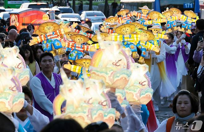 부처님오신날은 사흘 앞둔 12일 오후 서울 종로구 인사동 일대에서 연등놀이 참가단의 행렬이 이어지고 있다. 2024.5.12/뉴스1 ⓒ News1 이동해 기자
