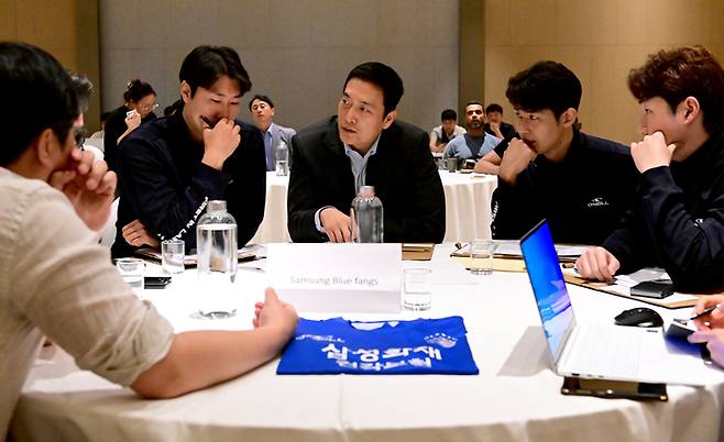 지명에 앞서 회의하는 삼성화재. 제공 | 한국배구연맹