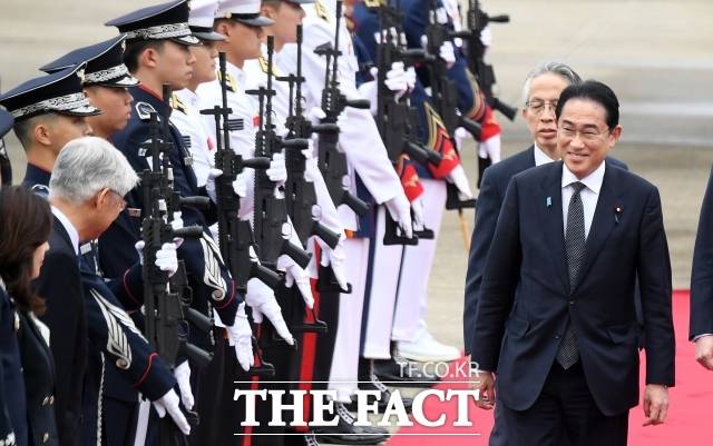 진전된 한일 관계 뒤로는 일본의 과거사 입장 고수라는 한계가 존재한다. 사진은 기시다 후미오 일본 총리가 지난해 5월 한일정상회담 참석을 위해 경기도 성남 서울공항에 도착, 우리 측 환영을 받는 모습. /임영무 기자