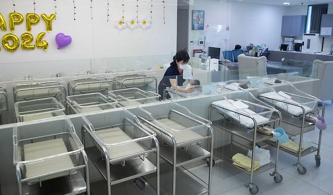 지난 8일 서울 동대문구 답십리로 린여성병원 신생아실이 저출산으로 한산한 모습을 보이고 있다. /박상훈 기자