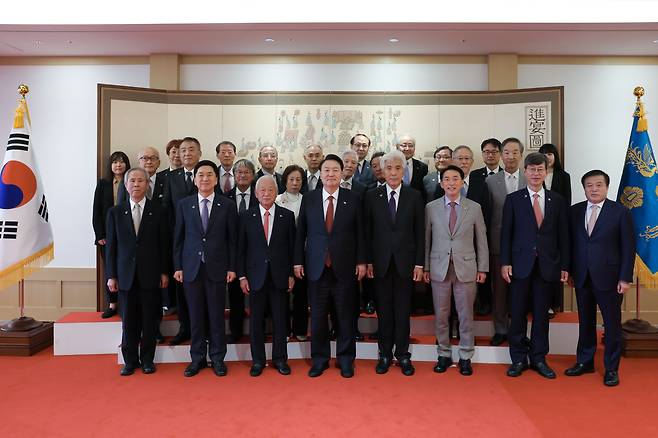 윤석열 대통령이 2023년 9월 15일 용산 대통령실에서 열린 재일본대한민국민단 간담회에 참석해 여건이 민단 중앙본부 단장, 김기현 국민의힘 대표, 김석기 국민의힘 재외동포위원장, 이기철 재외동포청장 등과 기념 촬영하고 있다.  민단 대표단이 2013년 8월 박근혜 대통령을 청와대에서 면담한 후, 10년만이었다. /대통령실