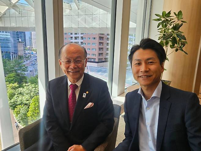 일본 도쿄에서 만난 고이쿠배터리의 타바타 아키라 대표(왼쪽), 타바타 이지 COO. 고속 배터리 잔량 진단 기술로 GS벤처스로부터 약 7억원을 투자 받았다. /도쿄=장우정 기자
