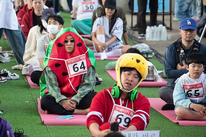 12일 서울 반포한강공원 잠수교에서 열린 '한강 멍때리기 대회'에서 참석한 다양한 직군 종사자 참석자들이 멍하니 앉아 있다. /뉴스1