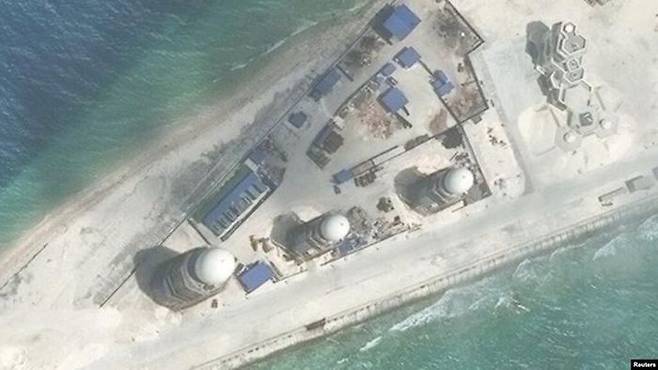 미국 전략국제문제연구소(CSIS) 산하 '아시아 해양 투명성 이니셔티브(AMTI)'가 로이터통신에 공개한 남중국해 인공섬 피어리크로스 암초(중국명 융수자오)의 위성 사진. 지난 2017년 3월 9일 촬영된 이 사진에서 레이더 설비(둥근 지붕)를 비롯한 군사장비들이 보인다. ⓒ 로이터/연합뉴스