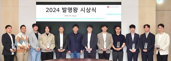 김동명 LG에너지솔루션 사장(왼쪽에서 여섯번째)이 지난 10일 서울 영등포구LG에너지솔루션 본사 파크원에서 열린'2024발명왕 시상식'에서 수상 직원들과 기념촬영을 하고 있다. ⓒLG에너지솔루션