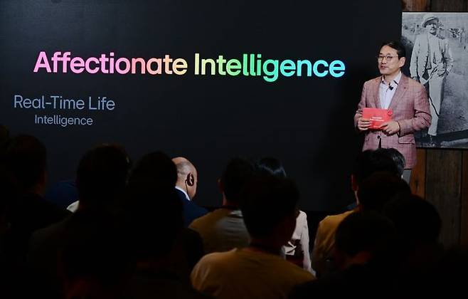 LG전자 조주완 CEO가 현지시간 11일 미국 캘리포니아주 쿠퍼티노에서 열린 해외 인재채용 프로그램 'LG전자 북미 테크 콘퍼런스'를 주관하며 참석자들에게 회사 AI 전략과 사업 비전을 발표하고 있다.ⓒLG전자