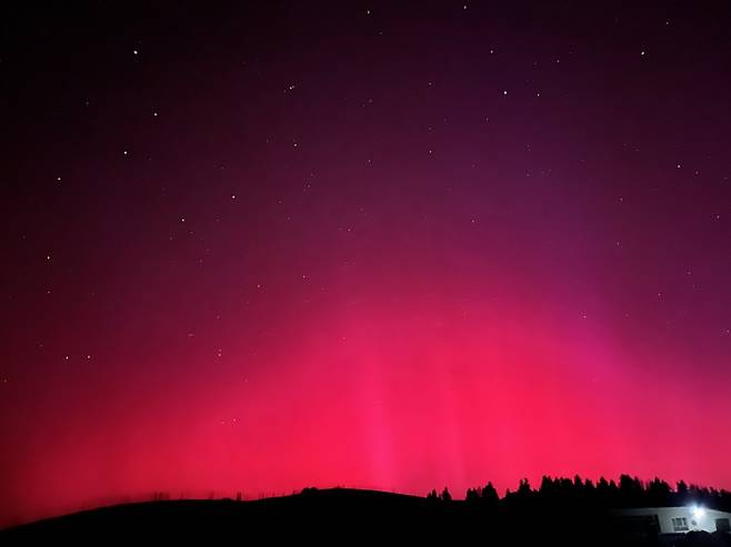 중국 신장 지역에서 붉은 오로라가 관측됐다. 신화 뉴시스