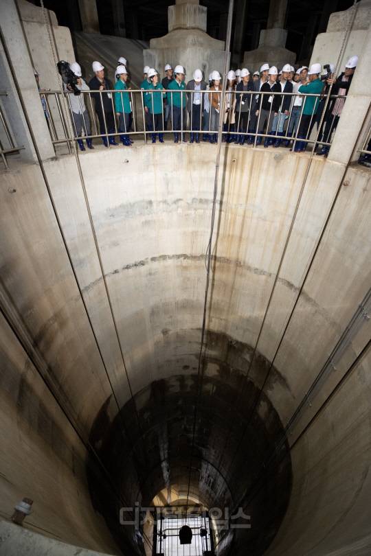 아파트 15층 깊이의 유출수직구 모습. 사진 환경부