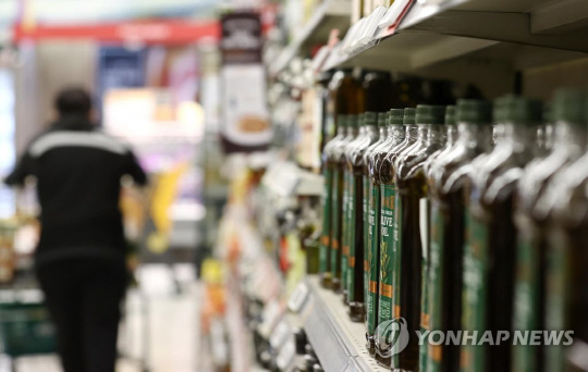올리브유 판매대. 연합뉴스