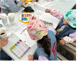 5월 동행축제 전통시장 어린이 체험행사에서 참가 어린이가 그림 그리기 대회에 참여하고 있다. 중기부 제공.