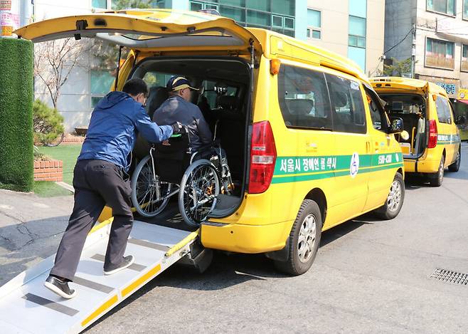 장애인의 하차를 도와주고 있는 운전원. 한겨레 자료사진