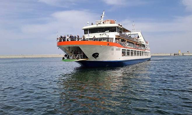 12일 낮 강원도 강릉 사천 해상에서 승객 추락사고가 발생한 여객선. 속초해경 제공