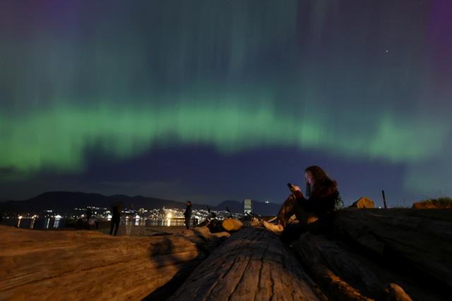 10일 캐나다 브리티시컬럼비아주 밴쿠버의 제리코 해변에서 오로라가 나타나고 있다. 밴쿠버=로이터 연합뉴스