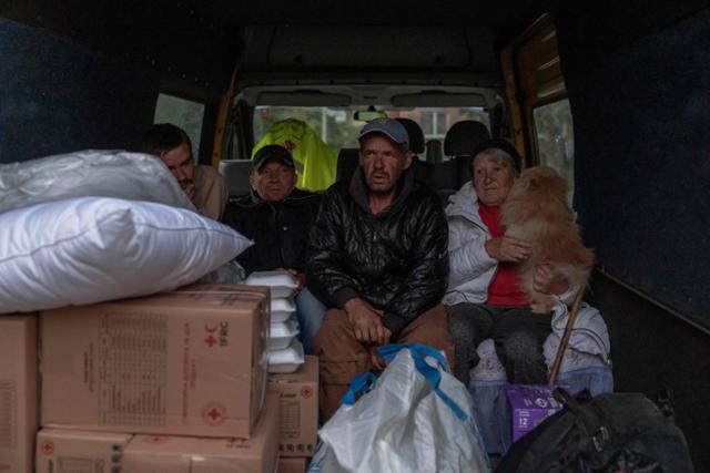 우크라이나 하르키우 립시 마을 주민들이 러시아의 진격을 피해 대피하고자 11일 차량에 탑승해 있다. 러시아는 전날 새벽 우크라이나 제2 도시 하르키우에 대한 지상전을 개시했다. 하르키우=AFP 연합뉴스