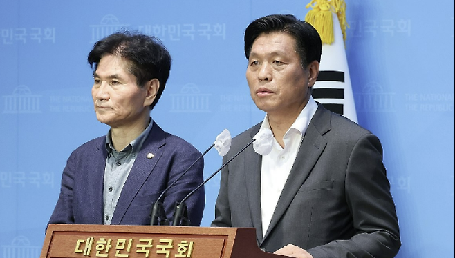 조승래(오른쪽), 이용선 더불어민주당 의원. 연합뉴스