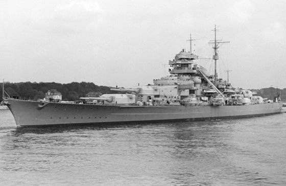 전함 비스마르크는 영독해군조약에서 규정한 배수량 3만 5000t을 넘긴 등장 당시 세계 최대의 전함이었다. 이처럼 처음부터 독일은 약속을 지킬 생각이 없었다. 위키피디아