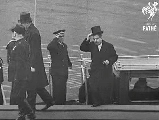 스트레사 회담 당시 보트를 타고 회의장에 있는 이솔라 벨라에 도착한 프랑스 대표단. 외교장관 피에르 라발(우)은 비시 정권에서 행한 친독 매국 행위 때문에 제2차 세계대전 종전 후 재판을 받고 사형당했다. 유튜브 캡처