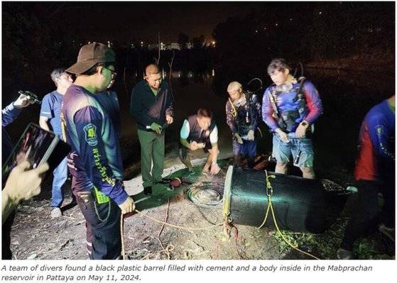 지난 11일(현지시간) 밤 태국 경찰이 태국 파타야의 한 저수지에서 시멘트로 메워진 검은색 플라스틱 통 안에 한국인 관광객 A씨(34)의 시신이 담긴 것을 발견했다. 사진 태국 매체 까오솟 홈페이지 캡처.