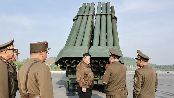 노동신문은 11일 김정은 국무위원장이 전날 "기술갱신된 240㎜ 방사포 무기체계를 요해(파악)하시고 여러 국방기업소들에서 생산한 조종방사포탄의 시험사격을 보았다"고 보도했다. 노동신문, 뉴스1