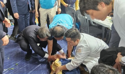응급처치 돕고 있는 의사 출신 홍태용 김해시장(왼쪽). 사진 김해시