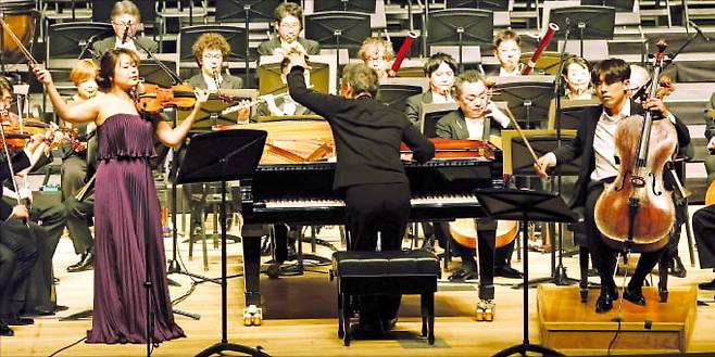 피아노를 맡은 정명훈(가운데)이 바이올리니스트 이지혜(왼쪽), 첼리스트 문태국과 함께 베토벤 삼중협주곡을 연주하고 있다.  강은구 기자