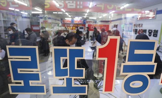 한 복권 판매점에 사람들이 몰려 있는 모습. 사진=한국경제신문