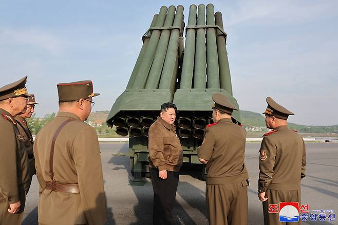 북한이 수도권을 겨냥하는 신형 240㎜ 방사포(다연장로켓포의 북한식 표현)를 올해부터 인민군에 배치하겠다고 밝혔다. 사진 조선중앙통신·연합뉴스