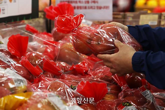 지난 5일 서울의 대형마트를 찾은 시민이 사과를 보고 있다. 한수빈 기자