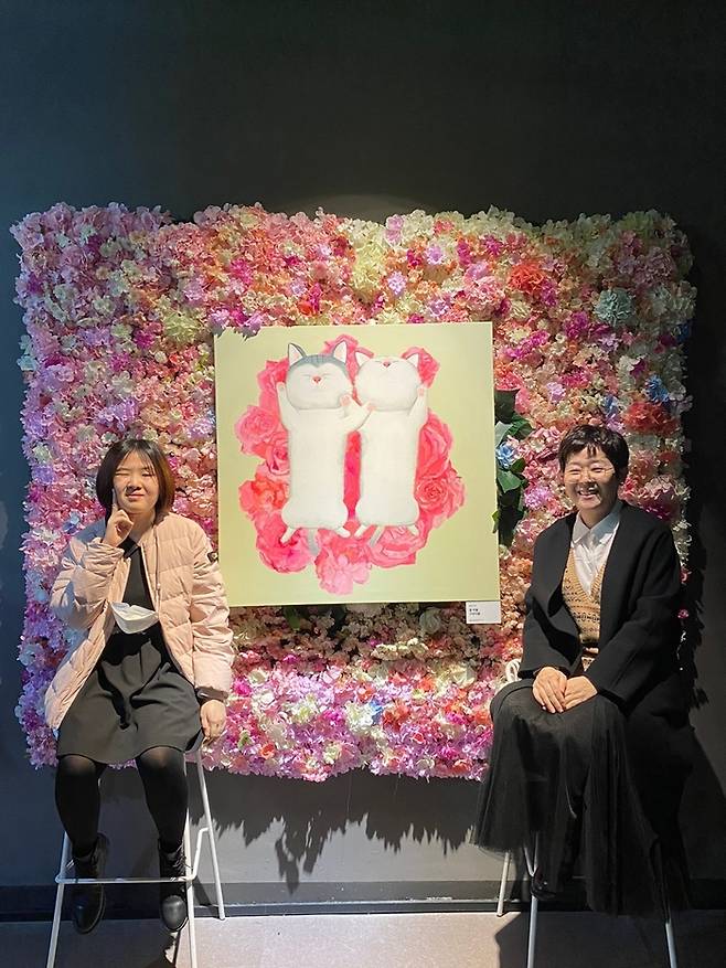 한남대 회화과 학생 김지우씨(왼쪽)와 어머니인 신여명씨가 김씨의 작품 앞에서 기념촬영을 하고 있다. 한남대 제공