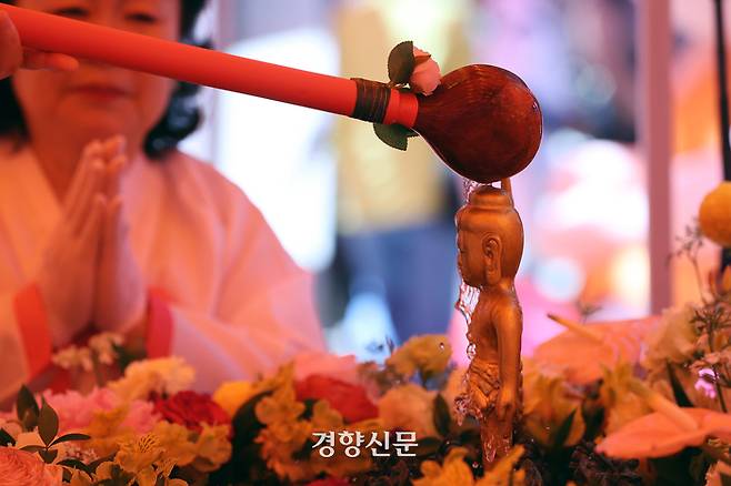 불기 2568년 부처님 오신 날을 사흘 앞둔 12일 서울 종로구 조계사를 찾은 시민들이 관불 의식을 하고 있다.