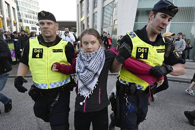 스웨덴 환경운동가 그레타 툰베리가 시위 도중 경찰에 의해 끌려가고 있다. AP연합뉴스