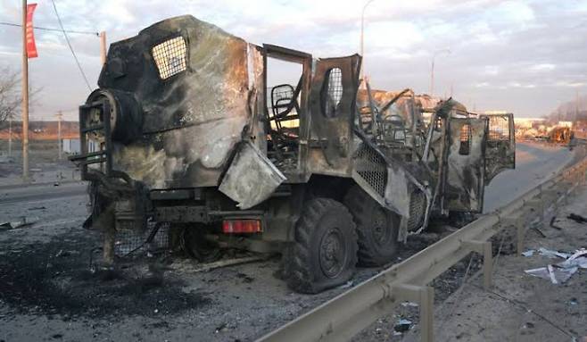 우크라이나의 한 도로에 타이어가 터진 뒤 공격받은 러시아 군용 차량이 방치돼 있다. ‘마름쇠’에 접촉해 주저앉은 모습이다. 우크라이나 군사 SNS
