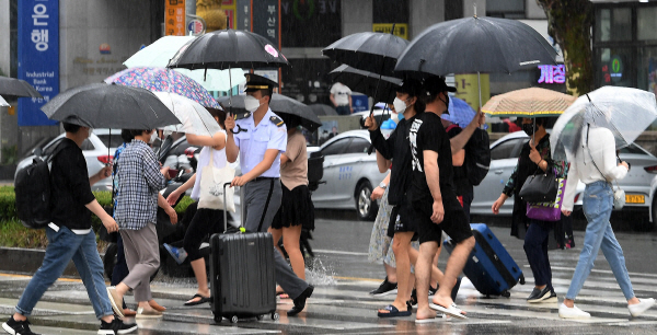 부산 동구 부산역 앞에서 시민들이 우산을 쓴 채 발길을 서두르고 있다. 국제신문DB