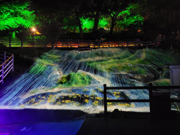 경남 사천을 대표하는 공원인 노산공원이 화려한 야경을 입고 빛공원으로 재탄생했다. 사천시 제공