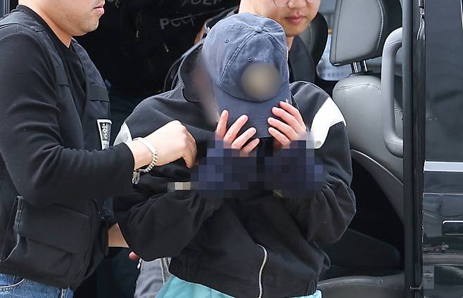 Choi, a medical student suspected of having stabbed his girlfriend to death in Seocho-gu, southern Seoul, is taken to the Seoul Central District Court to attend his arrest warrant hearing, Wednesday. (Yonhap)