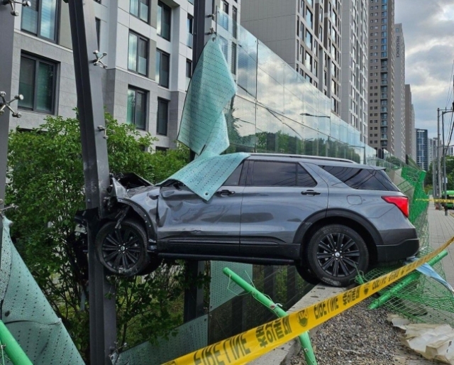 지난 11일 서울 강남구의 한 아파트 방음벽과 부딪힌 SUV. 연합뉴스