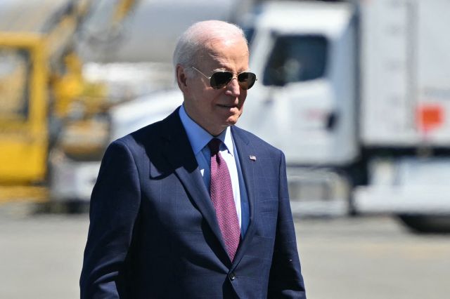 조 바이든 미국 대통령이 11일(현지시간) 워싱턴주 시택의 시애틀터코마국제공항에서 에어포스원에 탑승하고 있다. AFP연합뉴스