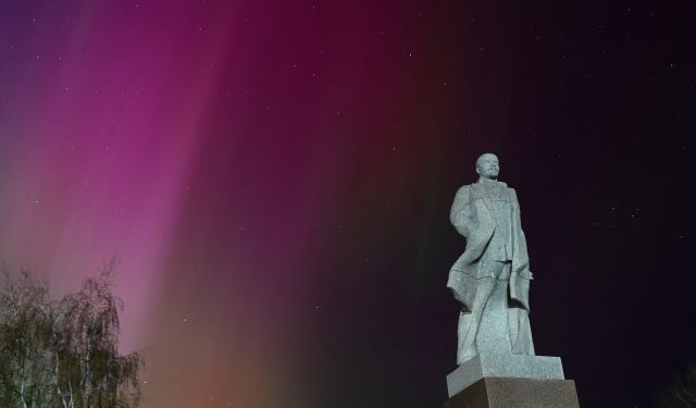 10일(현지시간) 밤 러시아 옴스크주 타라시에서 블라디미르 레닌 동상과 함께 촬영된 오로라 사진. 로이터연합뉴스