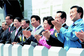고 구본무 LG그룹 회장(왼쪽 네번째)과 고 노무현 전 대통령(왼쪽 다섯번째)이 지난 2006년 경기도 파주 LG필립스 LCD공장 준공식에 참석해 축하하고 있다. <매경DB>