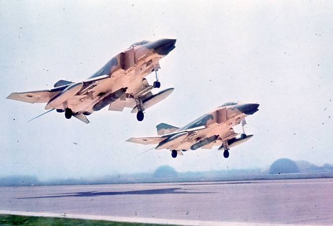 1975년 12월 방위성금으로 구매한 F-4D가 수원기지를 힘차게 이륙하는 모습. [대한민국 공군]