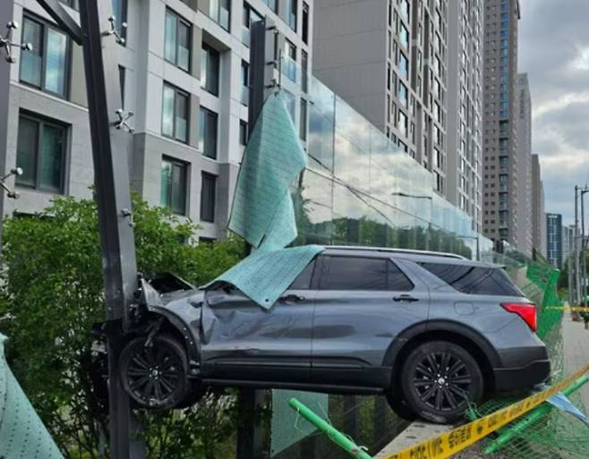 서울 강남구 개포동 왕복 8차로 도로에서 스포츠유틸리티차량(SUV)이 방음벽을 들이받는 사고가 발생했다. /사진=뉴스1(독자제공)