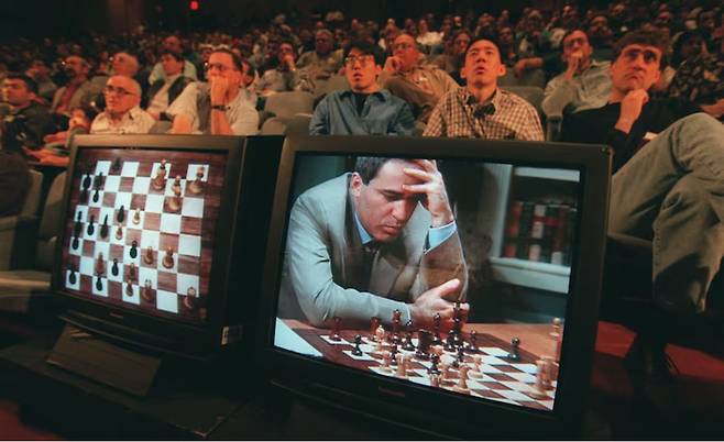 1997년 IBM 체스 컴퓨터 '딥블루'가 체스 챔피언 가리 카스파로프와의 승부에서 2승 1패 3무로 승리했다. [AP]