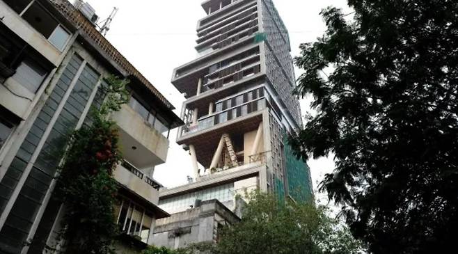 인도 뭄바이 안틸리아 타워의 모습. 27층 규모로 상자를 여러 개 쌓아올린 것 같은 안틸리아 타워는 무케시 암바니 릴라이언스 그룹 회장의 저택이다. [AFP]