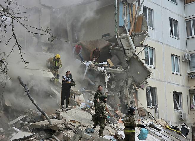 12일(현지시간) 러시아 벨고로드에서 아파트가 파괴된 모습[로이터]