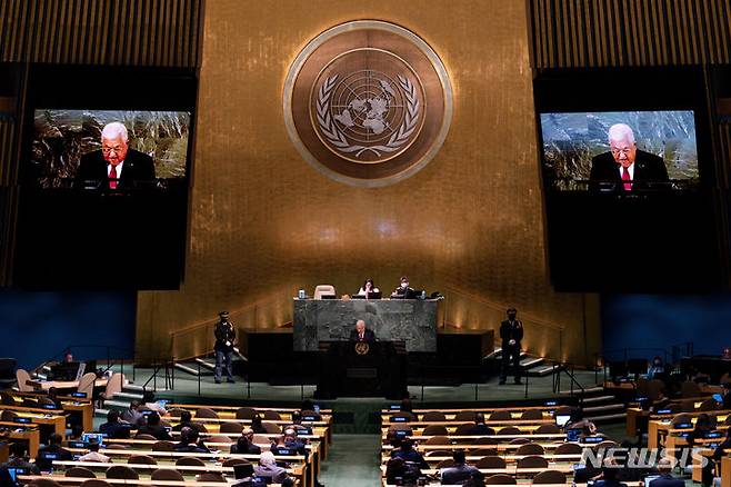 [뉴욕=AP/뉴시스]팔레스타인의 유엔 정회원 가입이 미국의 반대로 무산된 가운데, 10일(현지시각) 유엔 총회에서 안전보장이사회(안보리)의 재판단을 촉구하는 결의안이 통과됐다. 사진은 2022년 9월23일 유엔 총회에서 마흐무드 압바스 팔레스타인 자치정부 수반이 연설하고 있는 모습. 2024.05.12.