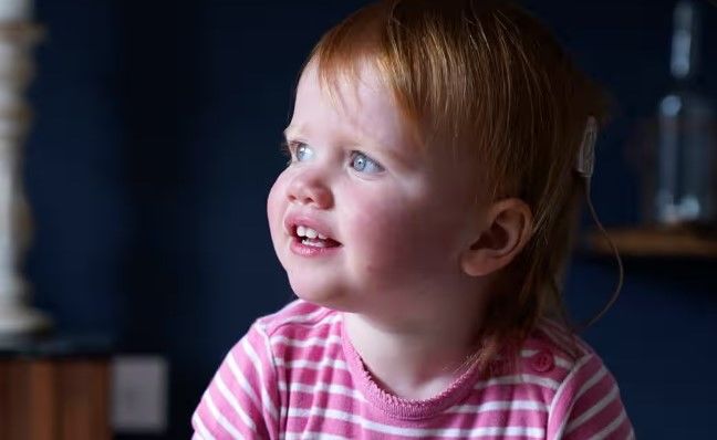 [서울=뉴시스]영국에서 청각장애를 안고 태어난 아기가 유전자 치료를 통해 청력을 회복했다는 소식이 전해졌다.(사진=가디언 캡처) *재판매 및 DB 금지