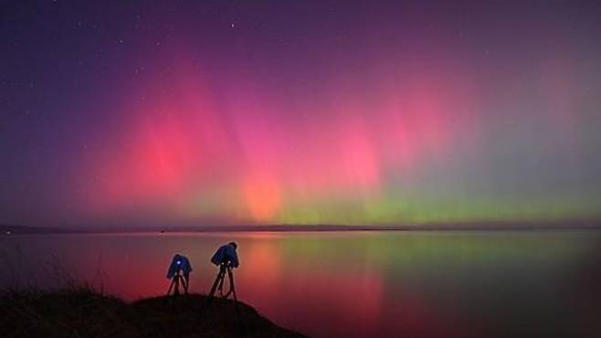약 21년 만에 가장 강력한 태양 폭풍이 일면서 11일(현지시간) 지구 곳곳에서 형형색색의 오로라가 관찰됐다. 사진은 뉴질랜드 크라이스트처치에 나타난 오로라 모습. 연합뉴스