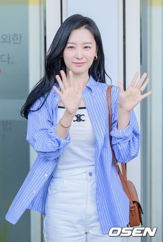 [OSEN=인천공항, 이대선 기자] 배우 김지원이 12일 오후 해외 일정 참석 차 인천국제공항을 통해 출국했다.배우 김지원이 출국장으로 이동하며 인사를 하고 있다. 2024.05.12 /sunday@osen.co.kr