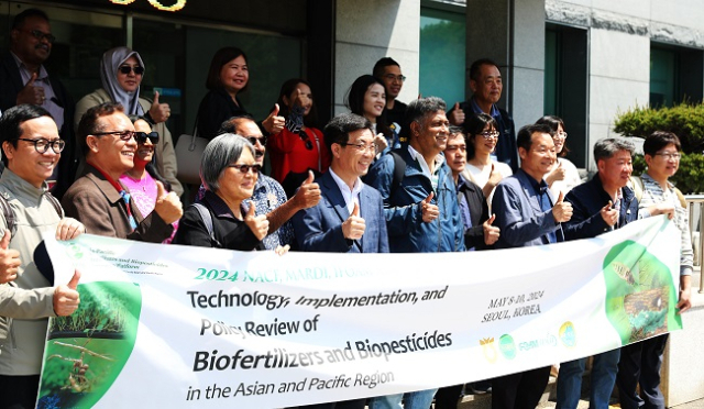 ▲FFTC 등 아시아 유기농 단체 관계자들이 경기도농업기술원 친환경 미생물연구소를 방문했다. ⓒ경기도농업기술원